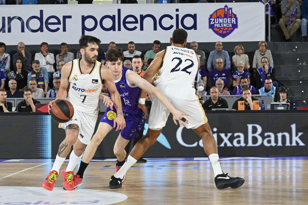 Agustín Ubal (c), del Zunder Palencia, en acción contra Facundo Campazo (i) y Samuel Tavares, del Real Madrid