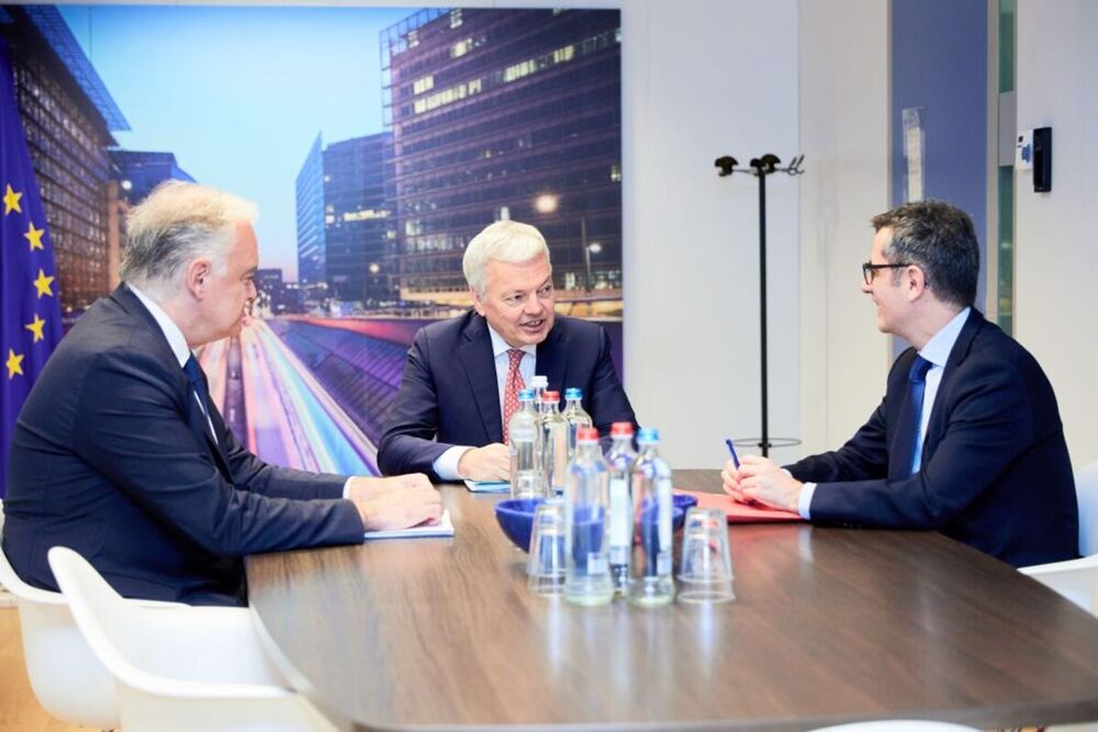 Imagen de una reunión para el desbloqueo del CGPJ entre Esteban González Pons (i), Didier Reynders (c) y Félix Bolaños (d)
