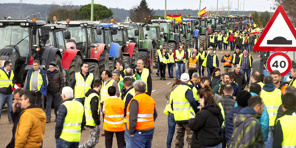 Un millar de tractores urge una PAC «menos verde»