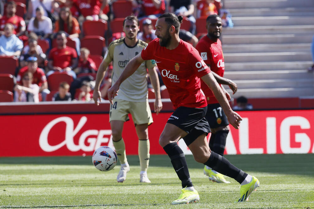 El Mallorca respira con un gol de Raillo y el Granada se ahoga