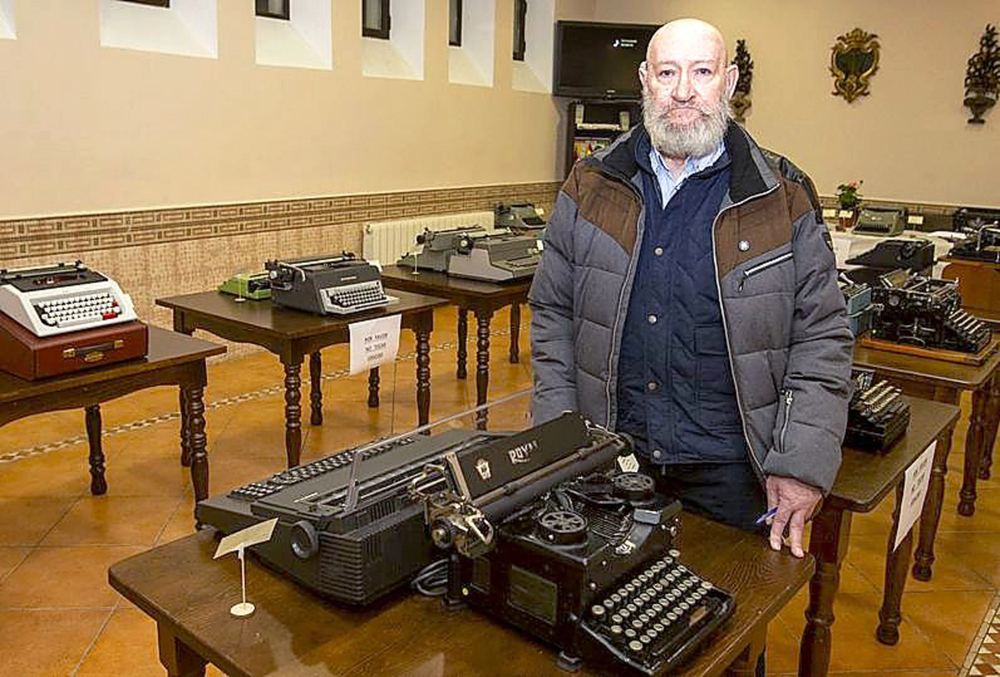 Imágenes de la exposición de máquinas de escribir antiguas de Juan José López García, visitable en la sede de la cofradía de San Pedro Mártir de Verona