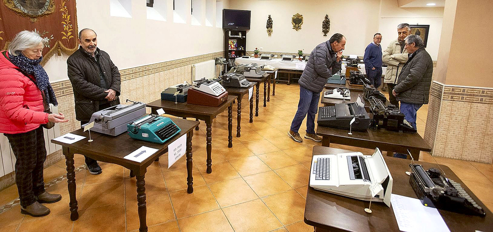 Imágenes de la exposición de máquinas de escribir antiguas de Juan José López García, visitable en la sede de la cofradía de San Pedro Mártir de Verona