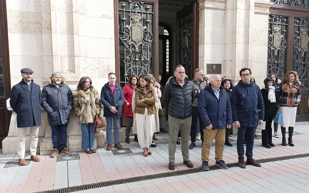 Varias autoridades provinciales guardaron ayer, a las puertas del palacio provincial, un minuto de silencio por el aniversario del 11-M