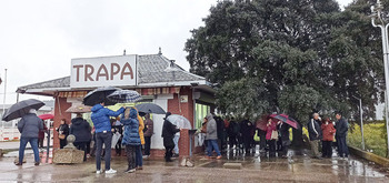 El reparto de chocolate en Trapa resiste a la lluvia