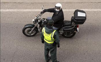 El vendedor de una moto paga una multa impuesta al comprador