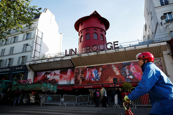 Las aspas del Moulin Rouge de París se desploman de madrugada