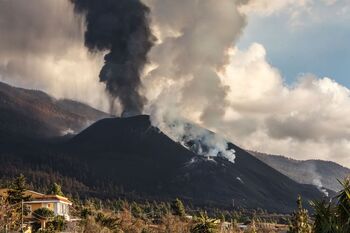 Una nueva colada surge del volcán de La Palma