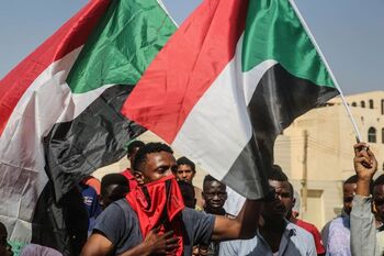 El Consejo sudanés disuelve el Gobierno