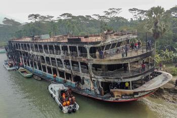 Un incendio en un ferry en Bangladesh deja 38 muertos
