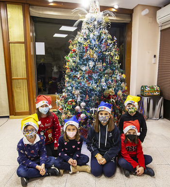 La EMO organiza un concurso en torno a su árbol de Navidad