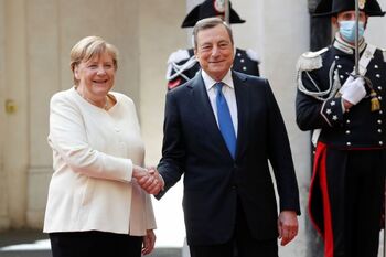 Draghi y Merkel piden a los países cooperar con Afganistán