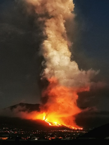 Un palentino mirando cara a cara al volcán