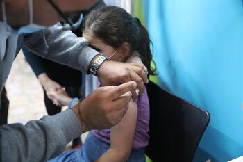 La primera remesa de vacunas para niños llega a España