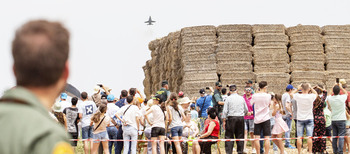 La exhibición aérea reúne a miles de personas en Antigüedad