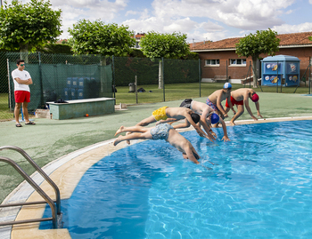 Las piscinas de verano se estrenan con una reducida afluencia