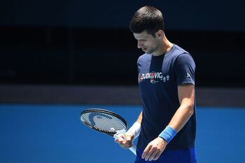 Serbia podría sancionar a Djokovic por saltarse el aislamiento
