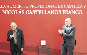 Nicolás Castellanos recibe la Medalla al Mérito Profesional
