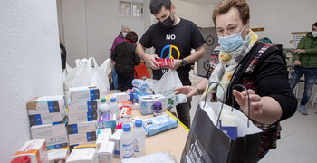 Ucranianos y Cáritas recogen ayuda humanitaria
