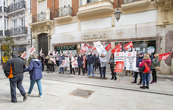Protesta contra el cierre de una perfumería 