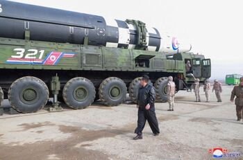 Kim Jong-un lanza tres misiles balísticos al mar de Japón
