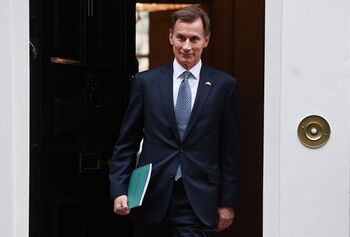El Gobierno británico advierte que el país está ya en recesión