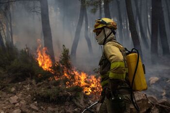 España lucha contra un fuego que se ve agravado por el calor