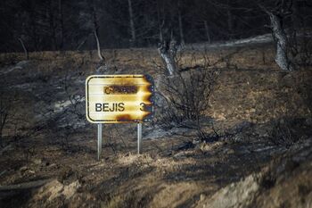 El incendio de Bejís encara horas críticas