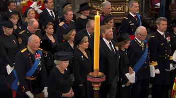 Los Reyes y los eméritos, juntos en el funeral de Isabel II