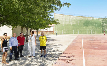 Piña de Campos repara la pista deportiva