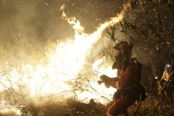 El incendio de Las Hurdes arrasa 2.500 hectáreas en Extremadura