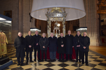 Los obispos en la muestra ‘Renacer’  de la catedral palentina