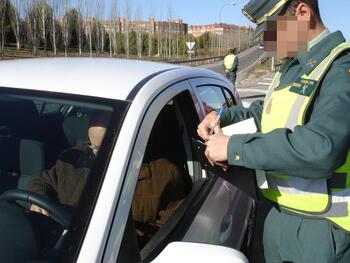 Dos conductores son multados al día por circular sin cinturón