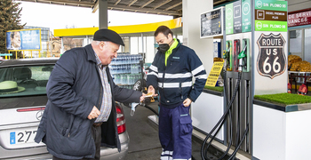 El combustible, pese a rebajarse, sale más caro que en enero