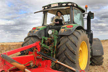 Tractores y tacones por la feminidad en el pueblo