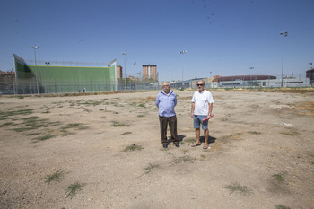 Los vecinos piden un centro social en el solar abandonado