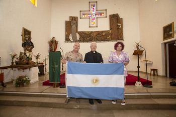 Argentina dona una nueva bandera a Cervatos de la Cueza