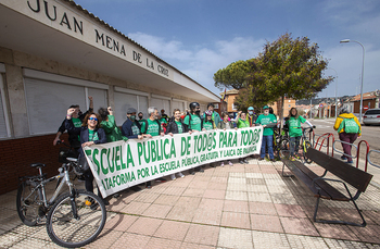 50 personas pedalean en defensa de la educación pública