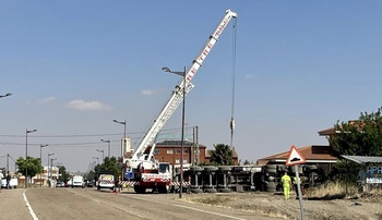 Muere el conductor de un camión tras volcar en Zamora