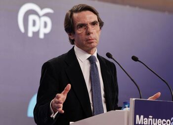 Aznar aclara que apoya a Casado tras reabrir el debate interno