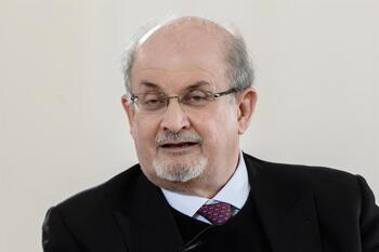 Acusan de intento de asesinato al presunto agresor de Rushdie