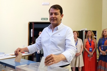 Mañueco anima a votar con “ilusión por el futuro de España”