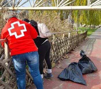 Cruz Roja y Libera recogen 58 kilos de residuos