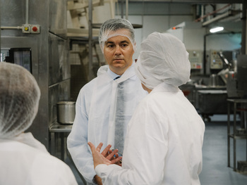 El ministro Héctor Gómez visita la planta de Siro