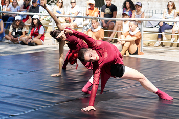 Danza, circo y malabares en las calles de Aguilar