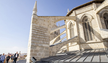La capilla Mayor exhibe vestigios de la «enorme» seo románica