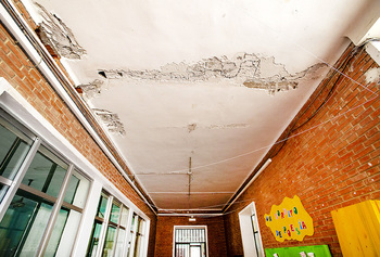 Los daños del colegio de Dueñas obligan a buscar otro centro
