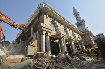 Al menos 95 muertos por el ataque contra una mezquita pakistaní