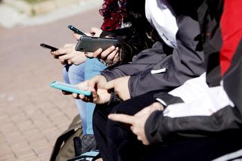 Educación reguló en 2007 la prohibición de móviles en colegios