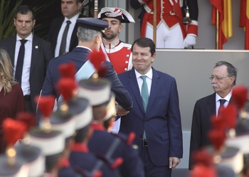 Mañueco y Pollán acuden al desfile militar del 12-O en Madrid