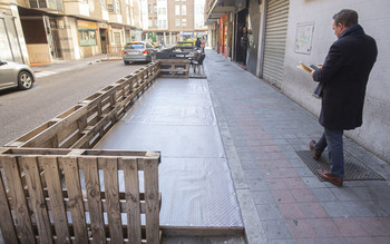 La Puebla alega contra el exceso de terrazas en la calle